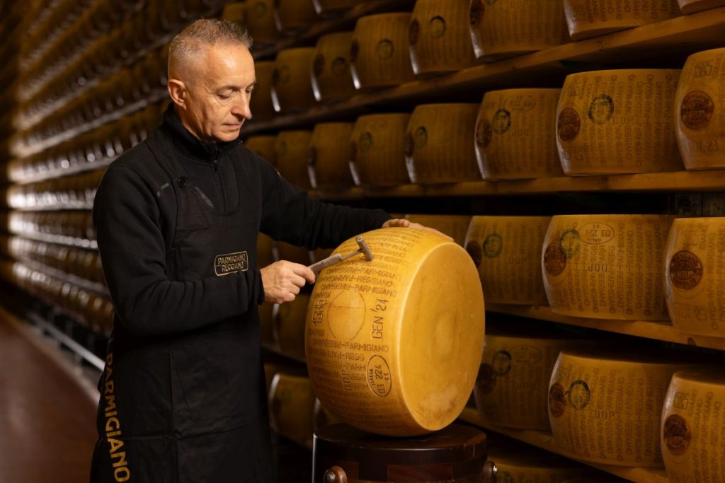 Parmigiano Reggiano: Inizio della Battitura per il Controllo della Qualità