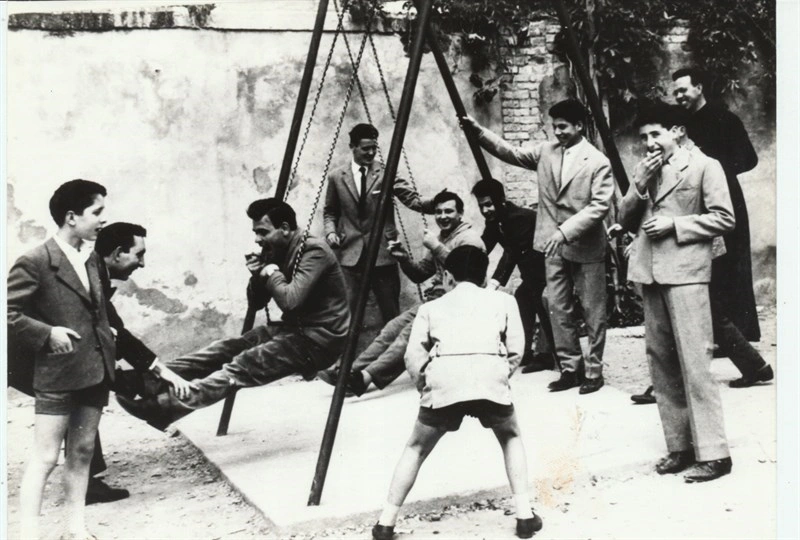 Giochi all'Oratorio; bambini borghigiani sotto la supervisione di don Fortunato Raddi. Il primo a sinistra è il caro amico Tebaldo Lorini.