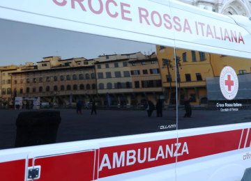 A Firenze, aggrediti gli operatori dell'ambulanza della Croce Rossa in servizio.