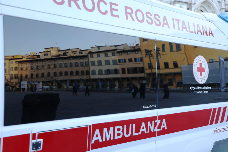 A Firenze, aggrediti gli operatori dell'ambulanza della Croce Rossa in servizio.