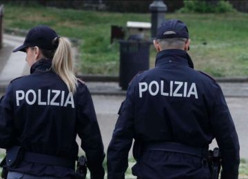 Anziana affetta da Alzheimer rimane bloccata in casa: l'intervento della polizia a Livorno