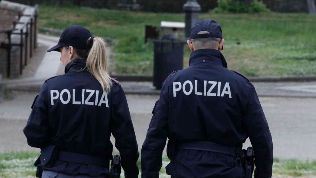 Anziana affetta da Alzheimer rimane bloccata in casa: l'intervento della polizia a Livorno