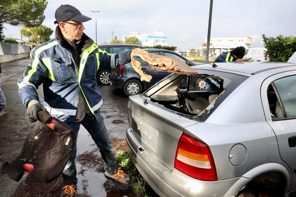 Auto abbandonate: rimozione a Empoli con sanzioni e denunce.