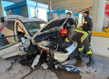 Auto contro il casello autostradale della A12 di Livorno