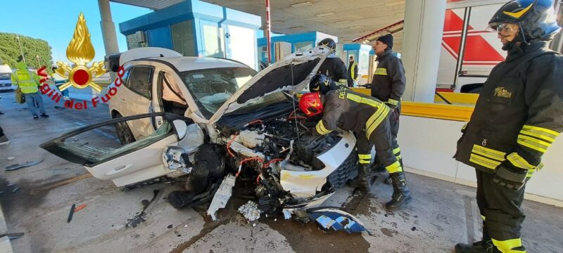 Auto contro il casello autostradale della A12 di Livorno