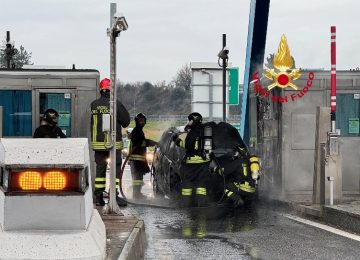 Auto in fiamme al casello dell'A1, nessun ferito