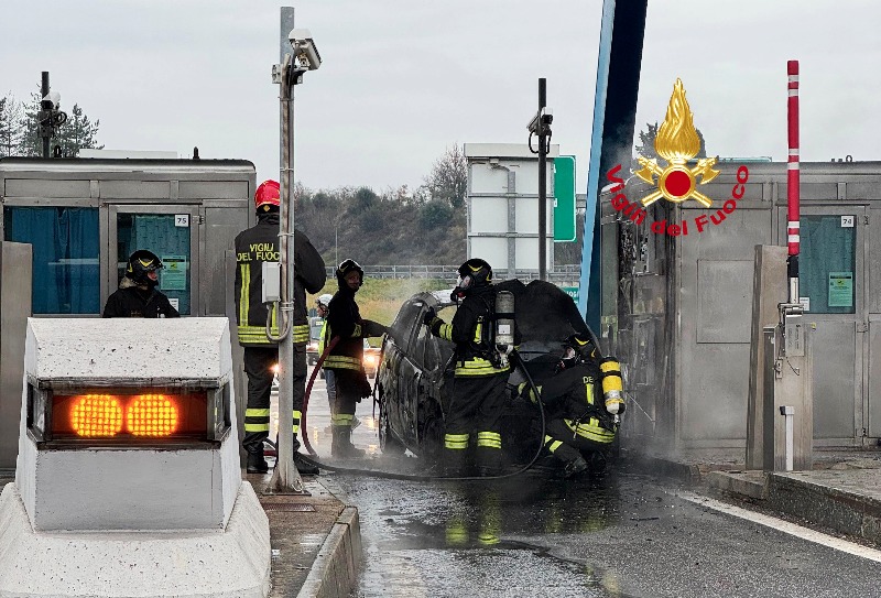 Auto in fiamme al casello dell'A1, nessun ferito