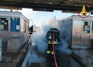 Auto in fiamme sull'autostrada al casello di Prato Ovest, nessun ferito.