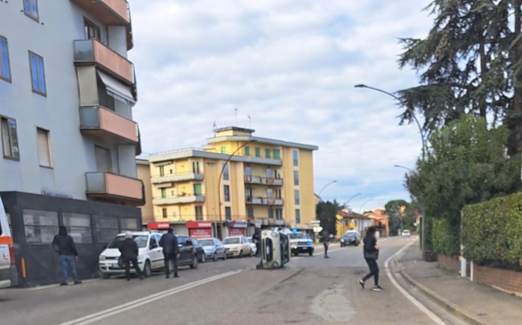 Auto ribaltata a causa di un incidente sulla SS67 Toscoromagnola sud, nel centro di Empoli