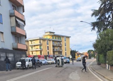 Auto ribaltata a causa di un incidente sulla SS67 Toscoromagnola sud, nel centro di Empoli