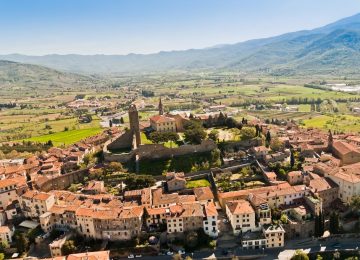 Solo italiano: un comune toscano rifiuta gli anglicismi nelle comunicazioni.