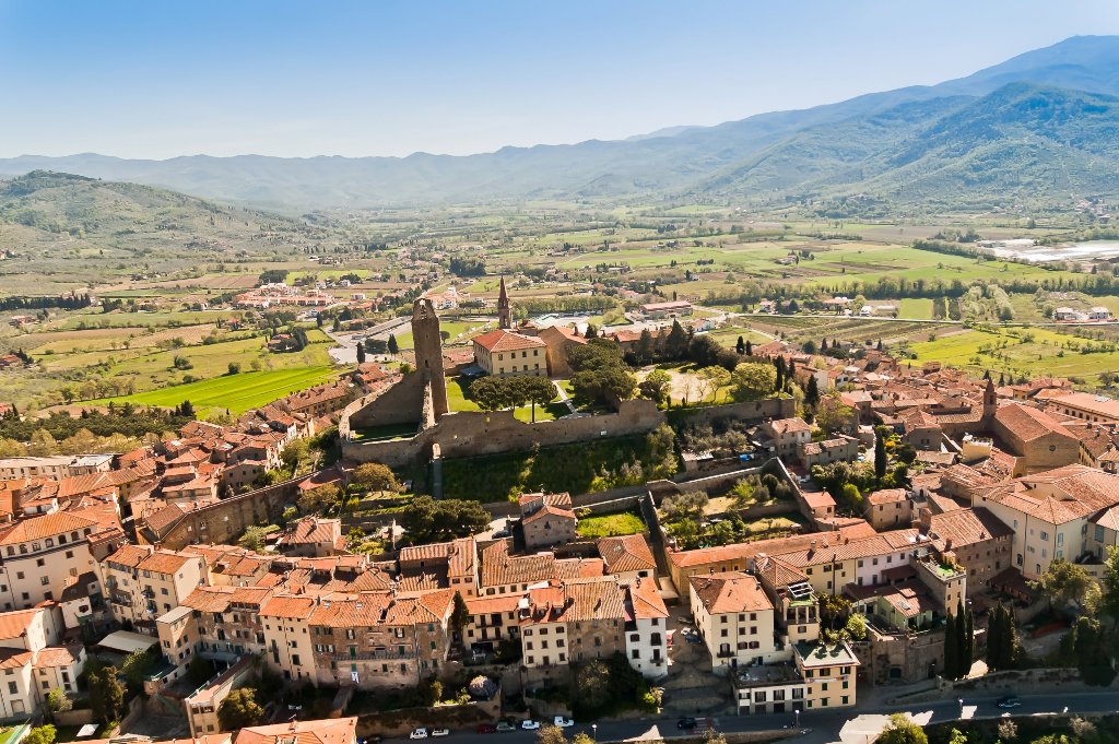 Solo italiano: un comune toscano rifiuta gli anglicismi nelle comunicazioni.