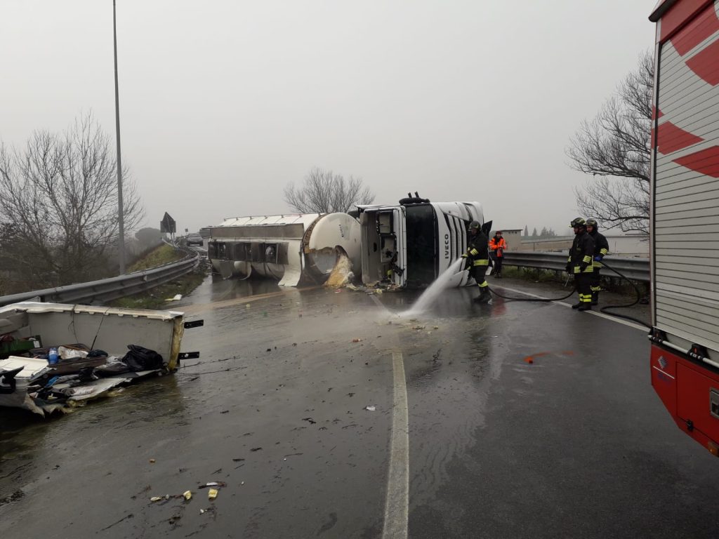 Camion rovescia olio sulla SR429, strada riaperta dopo la proroga per la messa in sicurezza