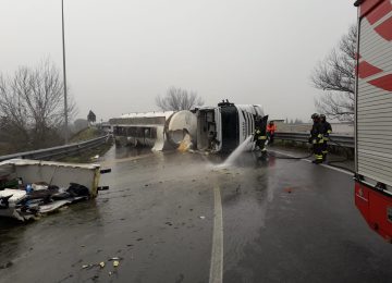 Camion rovescia olio sulla SR429, strada riaperta dopo la proroga per la messa in sicurezza