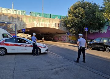 Causa un incidente e fugge: denunciata dalla polizia municipale per omissione di soccorso.