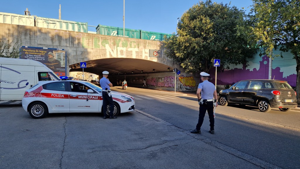 Causa un incidente e fugge: denunciata dalla polizia municipale per omissione di soccorso.