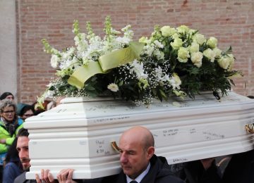 Certaldo in lacrime: una folla commossa e palloncini bianchi al funerale di Maati Moubakir