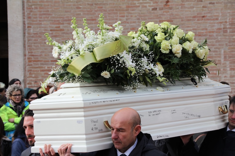 Certaldo in lacrime: una folla commossa e palloncini bianchi al funerale di Maati Moubakir