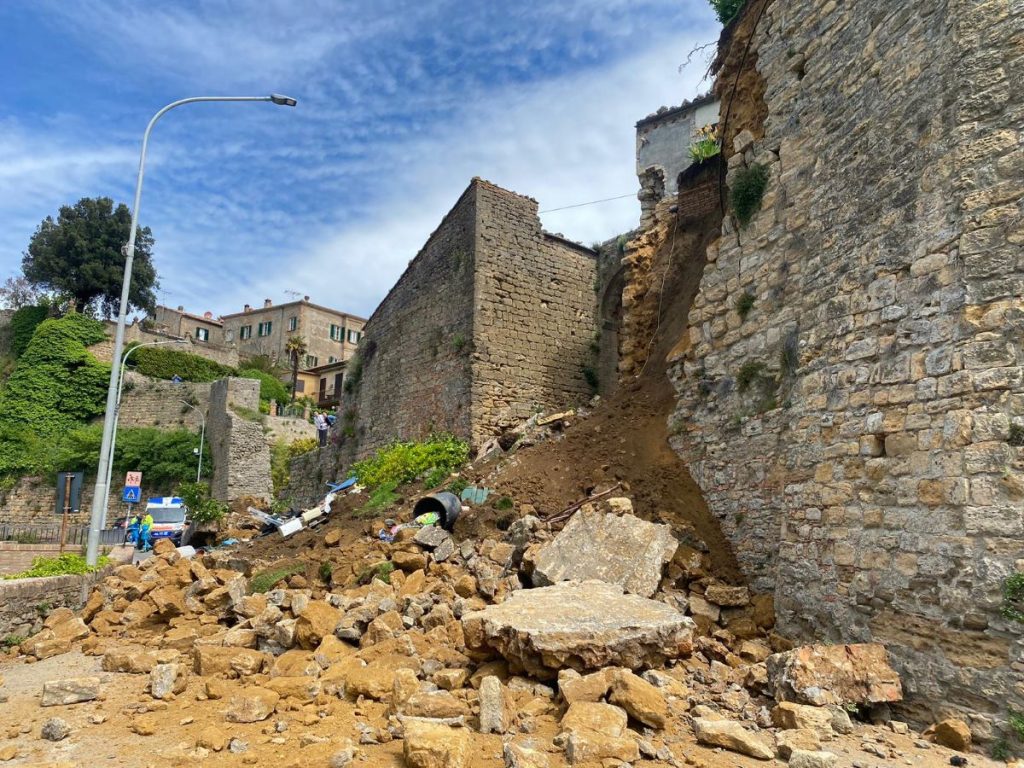 Chiusura di alcune strade a Volterra per i lavori di ripristino delle mura crollate