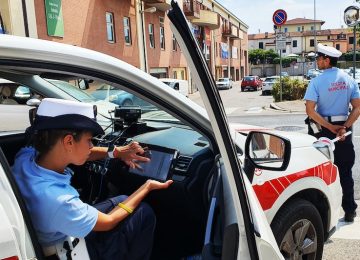 Controlli a Pistoia sull’uso del cellulare alla guida: ritirate 7 patenti in un solo giorno