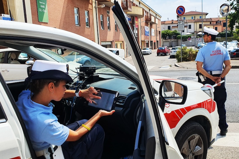 Controlli a Pistoia sull’uso del cellulare alla guida: ritirate 7 patenti in un solo giorno