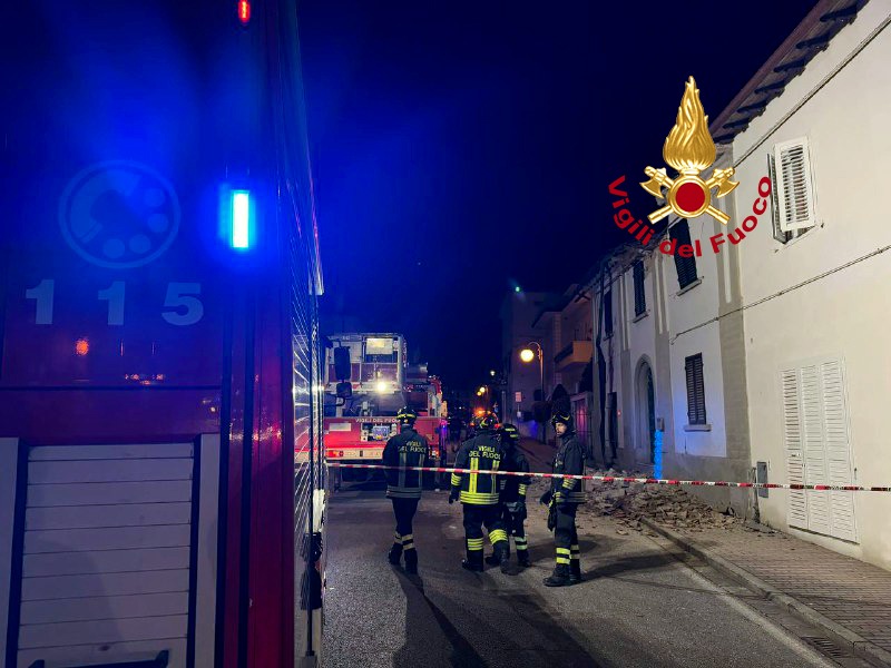 Crollo del tetto e del solaio in una casa a Cerreto Guidi, nessuna persona coinvolta.