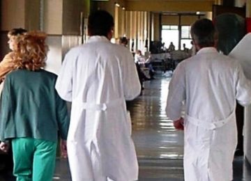 DÀ IN ESCANDESCENZA AL PRONTO SOCCORSO DI LIVORNO E MINACCIA IL PERSONALE: DENUNCIATO UN 45ENNE