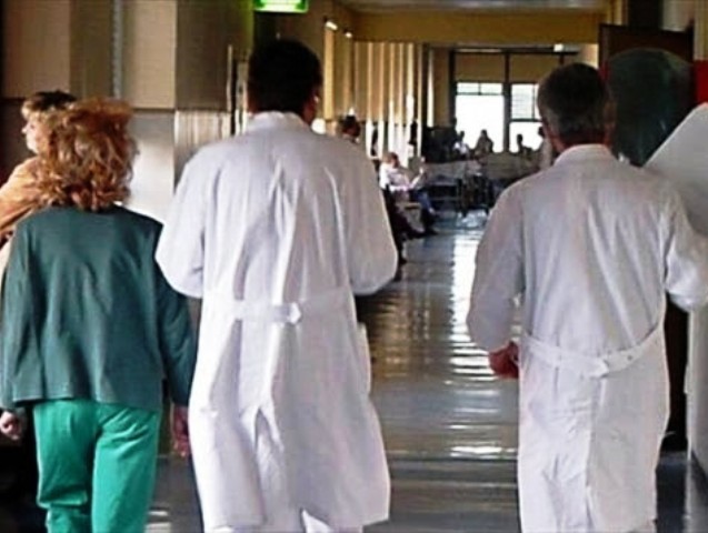 DÀ IN ESCANDESCENZA AL PRONTO SOCCORSO DI LIVORNO E MINACCIA IL PERSONALE: DENUNCIATO UN 45ENNE