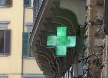 Desidera ottenere farmaci senza pagarli, poi aggredisce i farmacisti.