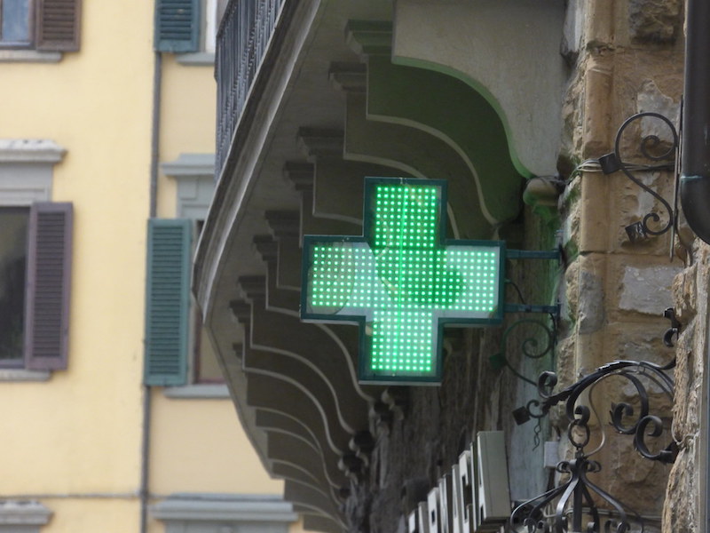 Desidera ottenere farmaci senza pagarli, poi aggredisce i farmacisti.