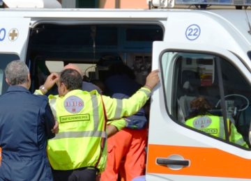 Diciassettenne in codice rosso al San Giuseppe dopo un incidente tra moto e furgone