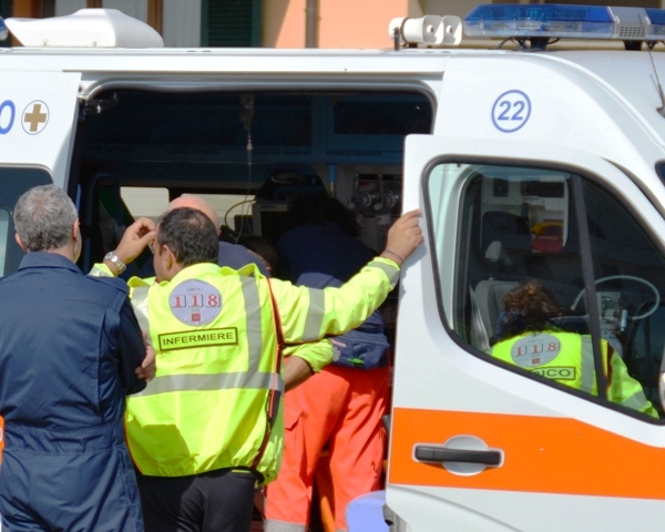 Diciassettenne in codice rosso al San Giuseppe dopo un incidente tra moto e furgone