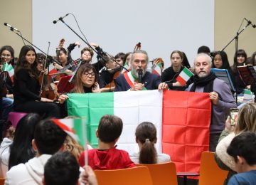 Festa del Tricolore: iniziativa all'Istituto Fibonacci per i 228 anni, con la donazione della bandiera nazionale alla scuola.