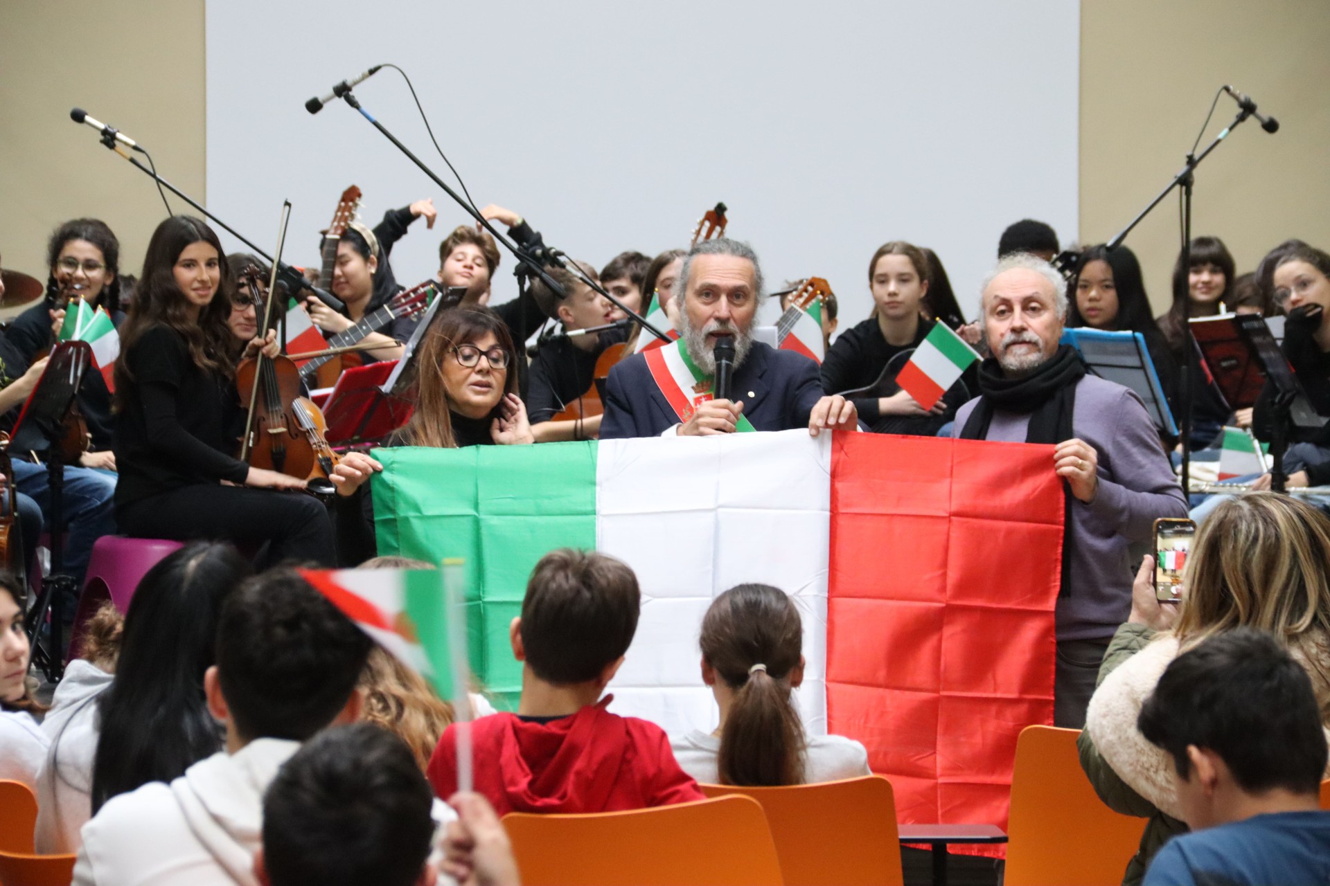 Festa del Tricolore: iniziativa all'Istituto Fibonacci per i 228 anni, con la donazione della bandiera nazionale alla scuola.