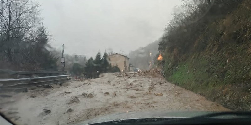 Frana ed esondazione a Fontebuona: chiusura della strada Bolognese