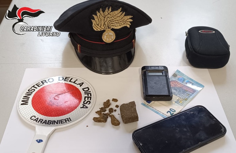 Giovane di 20 anni denunciato a Collesalvetti per possesso di hashish e un bilancino