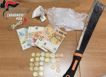 Giovane di 22 anni arrestato con droga e un machete