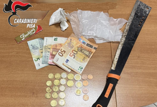 Giovane di 22 anni arrestato con droga e un machete