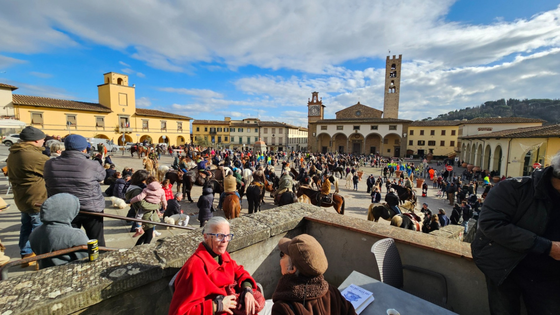 "In centinaia a Impruneta per la benedizione degli animali" is already a well-structured title in Italian. However, if you're looking for a slight variation, you could try:

"Centinaia di persone a Impruneta per la benedizione degli animali." 

Let me know if you need further assistance!