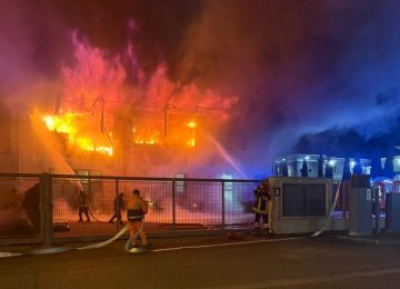 Incendio all'Atelier Magnani di San Miniato: l'edificio in fiamme all'uscita della Fi-Pi-Li