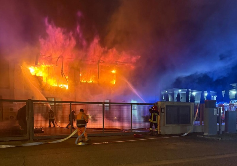 Incendio all'Atelier Magnani di San Miniato: l'edificio in fiamme all'uscita della Fi-Pi-Li