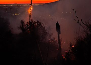 Incendio alle pendici del Monte Serra