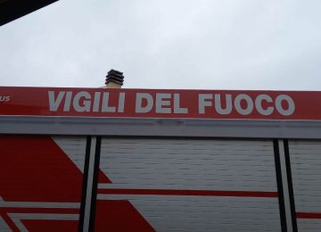 Incendio in un palazzo a Livorno: quattro intossicati, uno in condizioni gravi.