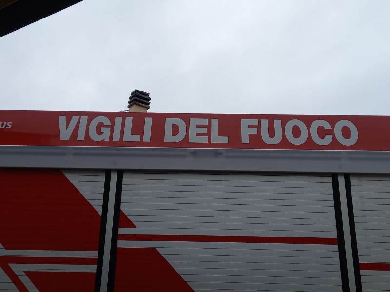 Incendio in un palazzo a Livorno: quattro intossicati, uno in condizioni gravi.