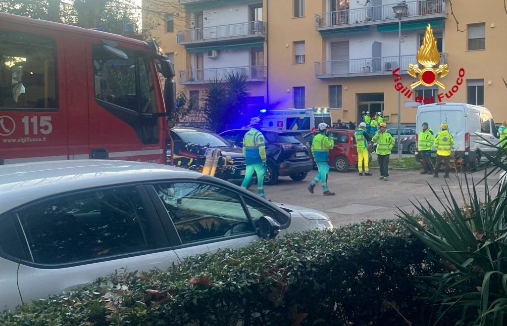 Incendio nel vano scala di un condominio di sei piani a Scandicci: alcune persone bloccate in ascensore