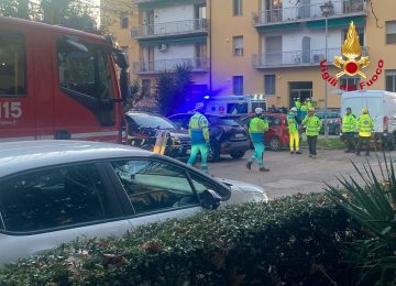 Incendio nel vano scala di un condominio di sei piani a Scandicci: alcune persone bloccate in ascensore