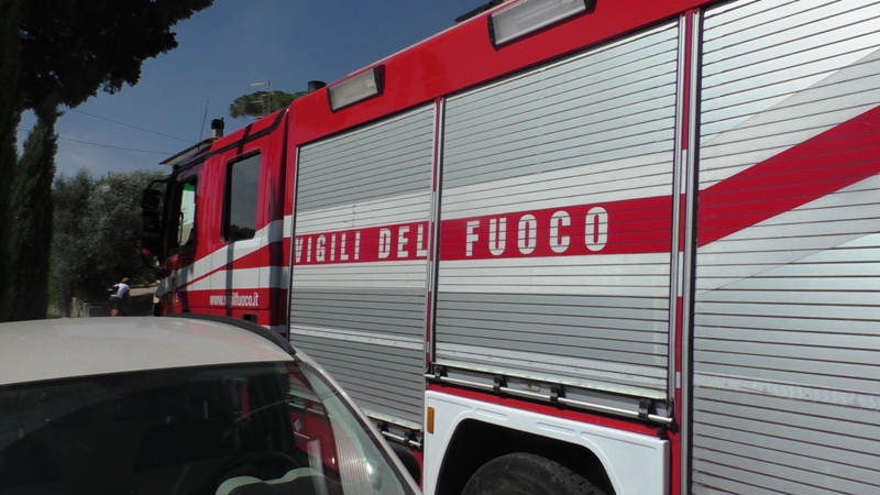 Incidente a Ponte a Egola: l'auto si schianta contro un albero