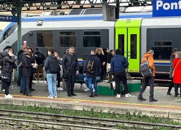 La Corte d'Appello le dà ragione: la colpa è dei treni e viene reintegrata