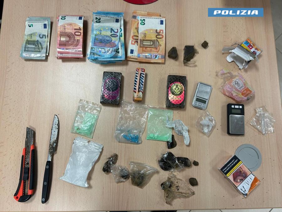 Metanfetamina e cocaina in casa: ventenne arrestato