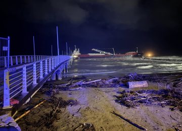 Nave di 100 metri contro il molo a Marina di Massa